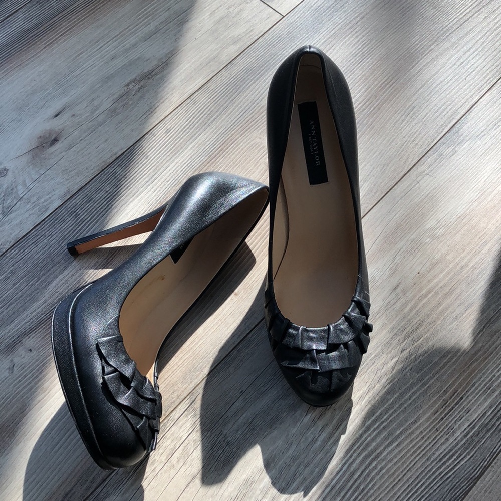 Ann Taylor Ruffle Pump Heels - 7.5 - Picture 2 of 6